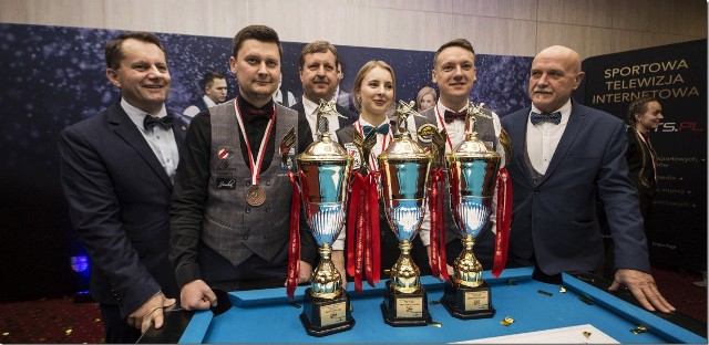 Nosan Kielce wygrywa klasyfikację medalową z trzema złotymi medalami. Zawody obejrzały dziesiątki tysięcy osób na całym świecie. Trudna sytuacja finansowa siedmiokrotnych mistrzów Polski.Rozegrane w hotelu Binkowski w Kielcach (w dniach 1-8 grudnia ) zawody Mistrzostw Polski w Bilard zakończyły się ogromnym sukcesem sportowym i organizacyjnym. Bardzo dobre warunki do gry, ładna sala  i perfekcyjnie przygotowana oprawa medialna zebrała mnóstwo pochwał. Dzięki relacjom internetowym zawody obejrzało kilkadziesiąt tysięcy osób na całym świecie i one właśnie były najbardziej zachwycone zawodami. Była to też świetna promocja naszego województwa, regularnie bowiem nadawano spoty promujące świętokrzyskie. Dodatkowo dziesięć godzin retransmisji z zawodów zaplanowane jest na stacji SportklubBardzo dobrze spisali się również zawodnicy Nosanu Kielce. Łącznie wywalczyli pięć medali w tym aż trzy złote co pozwoliło im wygrać klasyfikację medalową mistrzostw. Najwięcej bo aż dwa złote i jeden brązowy wywalczyła Oliwia Zalewska. Wśród mężczyzn po złoto sięgnął Tomasz Kapłan, a Karol Skowerski wrócił do domu z brązowym krążkiem.  Świetne wyniki na mistrzostwach i dobre przez cały mijający sezon dały też zwycięstwa w rankingach Polski. Zalewskiej wśród pań i Kapłanowi w rywalizacji mężczyzn. Oliwia I Tomek otrzymali również nominację na przyszłoroczne mistrzostwa Europy.Niestety słabiej niż spodziewaliśmy się zaprezentowali się pozostali nasi bilardziści. Widać już bardzo wyraźnie, że pozostała część zawodników z Polski, dzięki wyjazdom na zawody międzynarodowe przewyższa naszych. Klub zdecydowanie potrzebuje mocnego wsparcia finansowego, bez którego nie tylko nie mamy co myśleć o dobrych wynikach w przyszłym sezonie, ale też może dojść do sprzedaży zawodników.Bardzo dobrze spisali się również biznesmeni z Kielce. W mistrzostwach Polski Biznesu zdobyli aż pięć medali. Złoto wywalczył Grzegorz Nowak, srebro Mirosław Piróg, a brązowe medale Marcin Sołtyk, Marcin Krzemiński i Dariusz SidłoMistrzostwa Polski zorganizował Polski Związek Bilardowy i  Świętokrzyskie Stowarzyszenie Sportowe. Wsparcia udzielił Urząd Marszałkowski Województwa Świętokrzyskiego oraz firmy gospodarcze. Jednym z patronów medialnych było Echo Dnia.(dor)