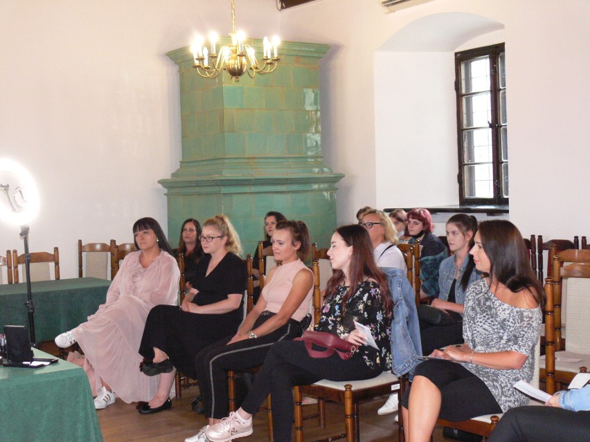 Sandomierz Fashion Street - duże zainteresowanie dziewcząt i kobiet warsztatami wizażu [ZDJĘCIA] 