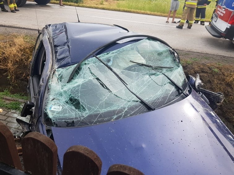 Wypadek w Sokolnikach. Samochód uderzył w drogowy przepust, trzy osoby poszkodowane. Na miejscu pracują służby