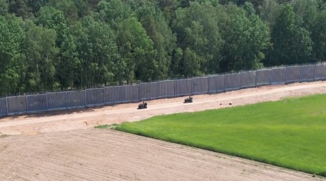 Na granicy polsko-białoruskiej trwa budowa zapory w celu zabezpieczenia naszego państwa przed napływem nielegalnych imigrantów. W związku z tym pojawiły się informacje, że tereny na granicy zostają osuszane. Straż Graniczna dementuje te informacje