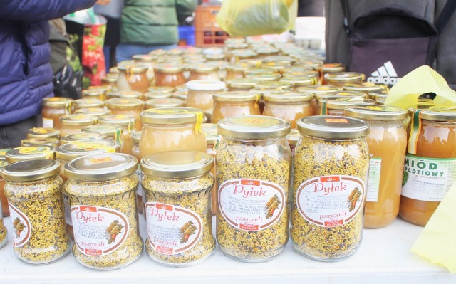 Kujawscy bartnicy handlujący na Targowisku Miejskim zapewniają bogatą ofertę pszczelich produktów