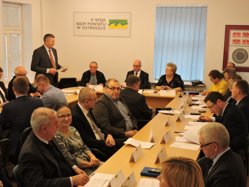 II sesja rady powiatu ostrołęckiego: pomoc finansowa dla gm. Troszyn, powołanie komisji rady i głosowanie "po nowemu" oraz... [ZDJĘCIA]