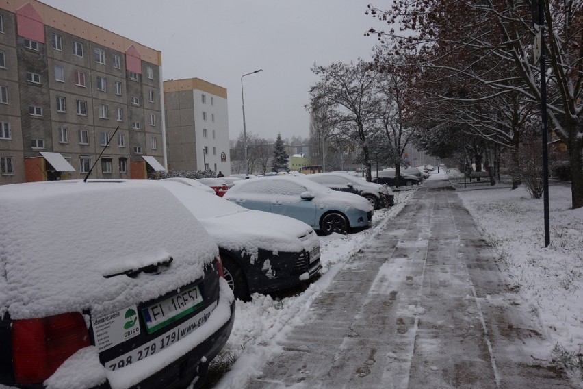 Obfite opady śniegu. W Łodzi na ulice wyjechały wszystkie pługopiaskarki. Śnieg usuwany jest też z chodników i przystanków MPK