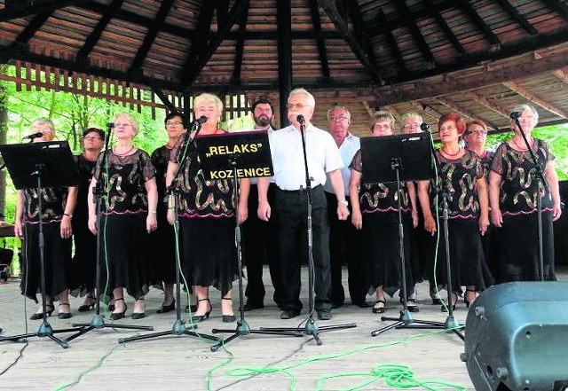 Seniorzy na scenie w ośrodku Polanka zaprezentowali swoje umiejętności wokalne, a potem wzięli udział w zabawie tanecznej.