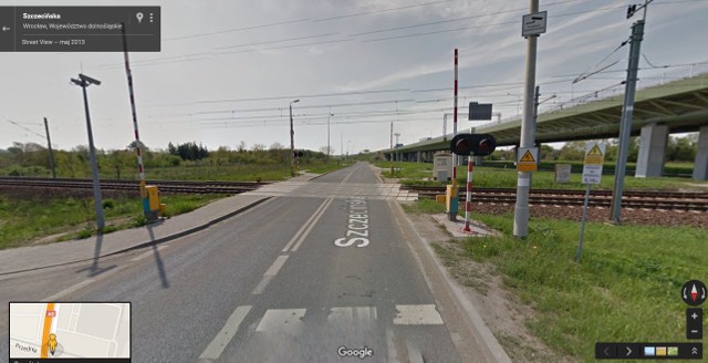Przejazd kolejowy na ul. Szcecińskiej. Tędy jeżdżą pociągi między Wrocławiem i Legnicą