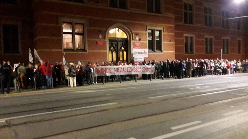 KOD protestuje na Podwalu