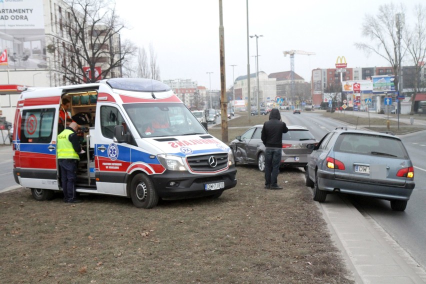 Zderzenie trzech aut na Dmowskiego. Są ranni [ZDJĘCIA]
