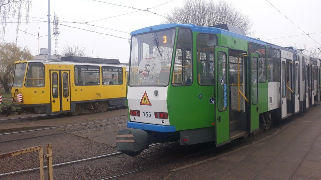 Niektórzy motorniczowie już zostawiają otwarte drzwi. Zdjęcie z piątku na pętli Pomorzany