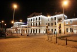 Dworzec kolejowy w Skarżysku-Kamiennej zachwyca nocnym podświetleniem [ZDJĘCIA]