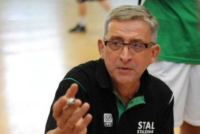 Trener koszykarzy Stalówki Bogdan Pamuła ma powody do zadowolenia.