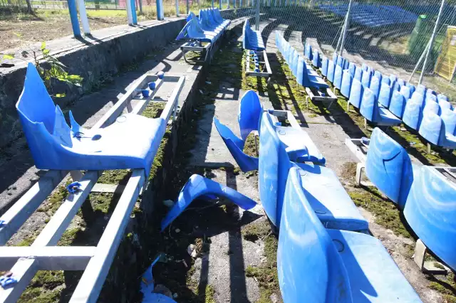 Stadion Hutnika Kraków. Sektor gości po meczu z Wisłoką Dębica