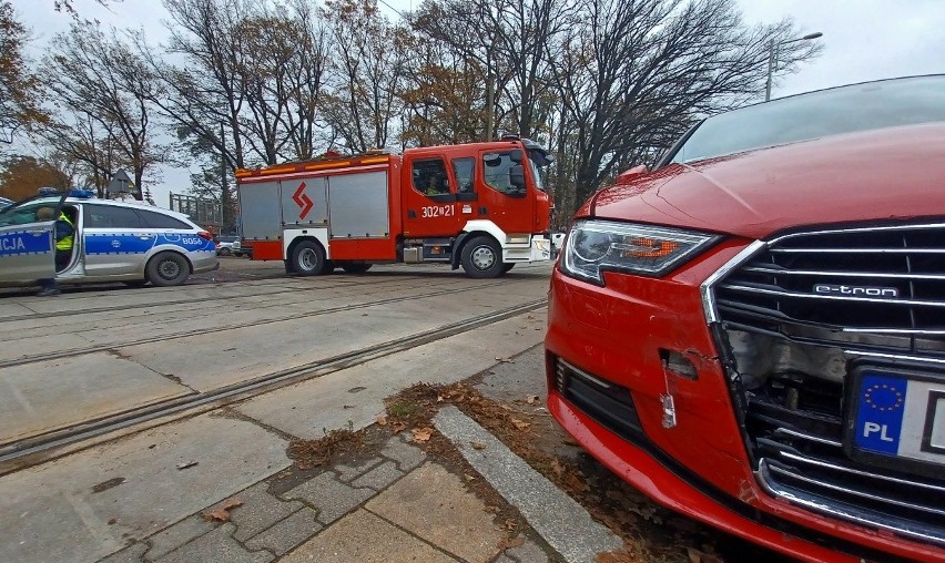 Wrocław. Wypadek na Sępolnie. Jedno auto zatrzymało się by przepuścić pieszych, po czym w jego tył uderzył kolejny samochód
