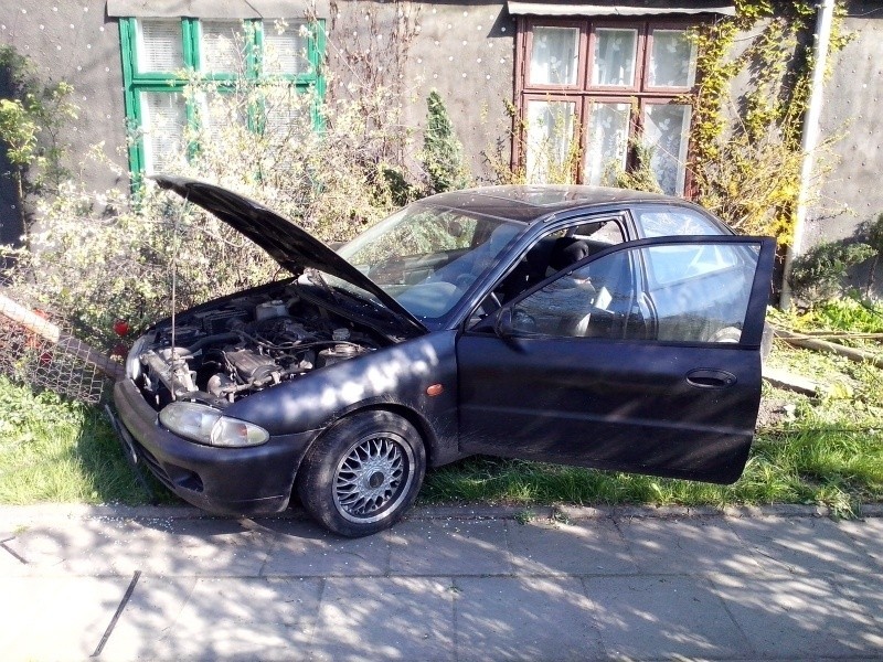 Auto wjechało w dom przy ul. Komorniki! Kierowca i pasażer uciekli [FILM, zdjęcia]