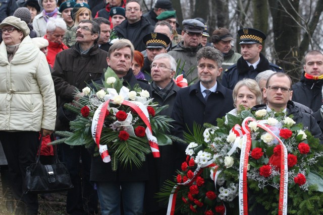 Podczas uroczystości przy pomniku - zbiorowej mogile bezimiennych powstańców styczniowych złożono wieńce.