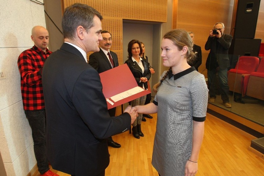 Studenci kieleckiego uniwersytetu odebrali stypendia Ministra Nauki i Szkolnictwa Wyższego