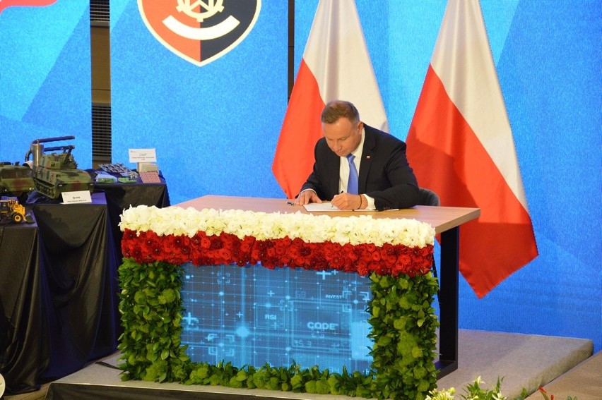 Prezydent RP Andrzej Duda podpisuje w auli Politechniki...