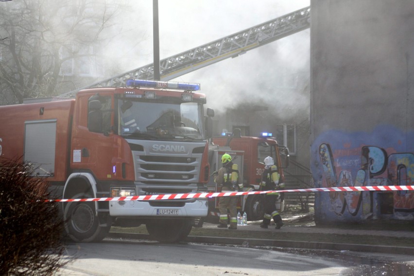 Pożar przy ul. Wrońskiej w Lublinie. Kilka rodzin straciło dach nad głową. Zobacz zdjęcia z akcji