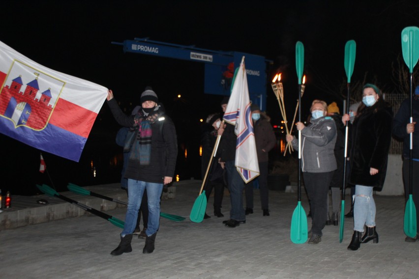 Bydgoscy kajakarze oddali cześć Olkowi Dobie wieczorem na...