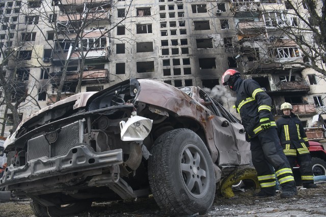 Zniszczone rosyjskim ostrzałem osiedle w Kijowie