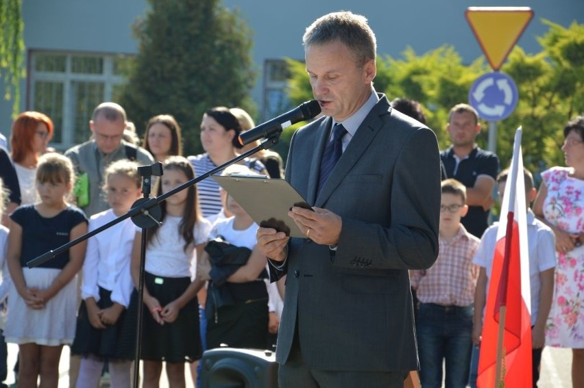 Początek roku szkolnego w Ostrowcu. Pierwszy dzwonek dla ośmiu tysięcy uczniów