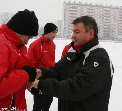 Trener Mirosław Hajdo jest zadowolony, że II liga wystartuje tydzień później.