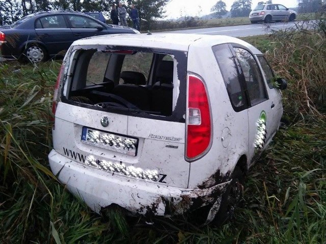 Kierowca stracił panowanie nad autem i zjechał na przeciwległy pas, po czym auto dachowało.