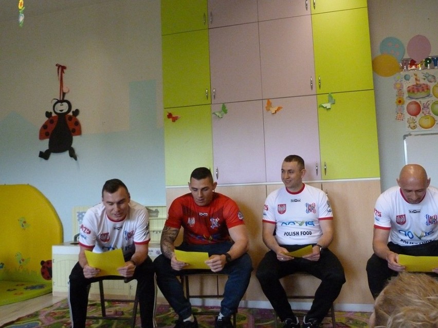 Trzecioligowi piłkarze Wisły gościli w Przedszkolu Mali Odkrywcy w Sandomierzu w ramach akcji Cała Polska Czyta Dzieciom