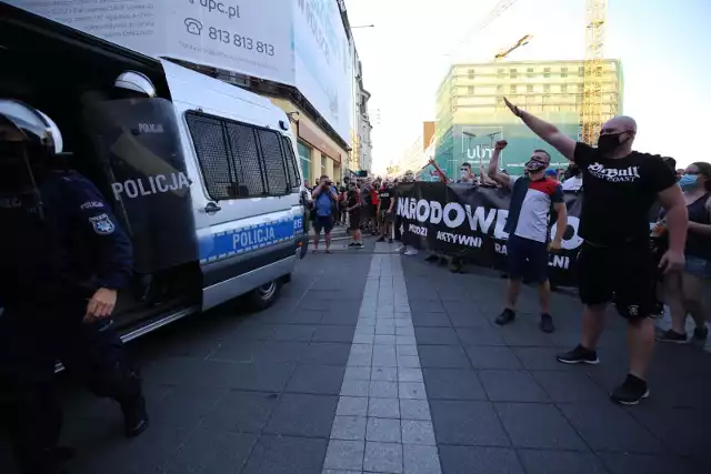 Demonstracja przeciw LGBT w Katowicach.Zobacz kolejne zdjęcia. Przesuwaj zdjęcia w prawo - naciśnij strzałkę lub przycisk NASTĘPNE