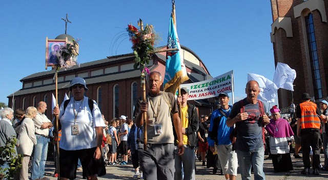 Czwartek, 29 lipca 2010, godz. 8.30, osiedle Słoneczne. Pielgrzymi opuszczają Sanktuarium Matki Bożej Fatimskiej. Do Sanktuarium Najświętszej Maryi Panny Jasnogórskiej dotrą 13 sierpnia o godz. 8.30.