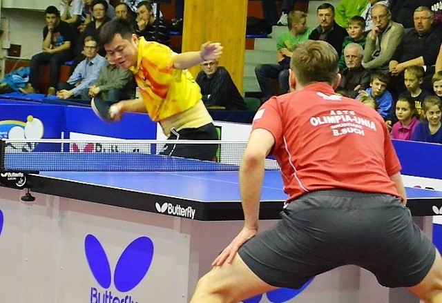 W 2013 r w meczu ETTU Cup (Pucharu Europy) Olimpia-Unia Grudziądz grała z rosyjską ekipą UMMC. Na zdjęciu: lider UMMC, Chińczyk Hou Yingchao (w głębi) w pojedynku z Bartoszem Suchem, kapitanem Olimpii-Unii