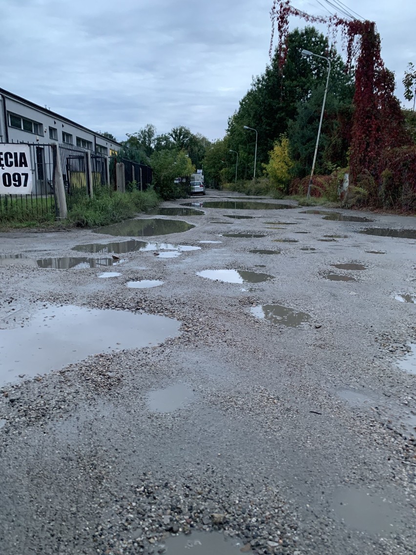 Ulica Morgowa tonie w błocie. Nie ma tu miejsca bez dziury ZDJĘCIA