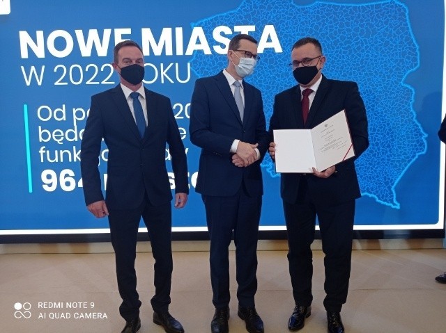 Od lewej przewodniczący Rady Gminy Wiesław Kowalczyk, premier Mateusz Morawiecki, wójt gminy Iwaniska Marek Staniek.