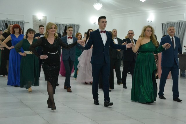 Maturzyści Zespołu Szkół Technicznych w Lipnie przepięknie zatańczyli poloneza, którego uczyli się pod kierunkiem Cezarego Bautembacha