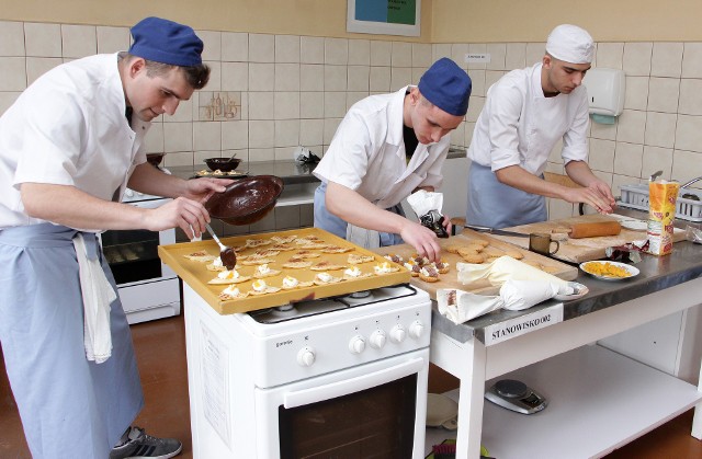 Ośrodek Szkolno-Wychowawczy nr 2 w Grudziądzu w środę szeroko otworzył swoje drzwi. Chętnych do poznania jego oferty oraz obejrzenia pracowni zawodowych nie brakowało.  Placówka kształci obecnie 130 uczniów w Zasadniczej Szkole Zawodowej.Od 1 września będzie to Szkoła Branżowa I stopnia. Kandydaci do tej szkoły mają do wyboru aż 11 zawodów takich jak m.in.: fotograf, fryzjer, krawiec, pomoc hotelowa, cukiernik, kucharz, ogrodnik, murarz - tynkarz, monter zabudowy i robót wykończeniowych, ślusarz czy blacharz. 