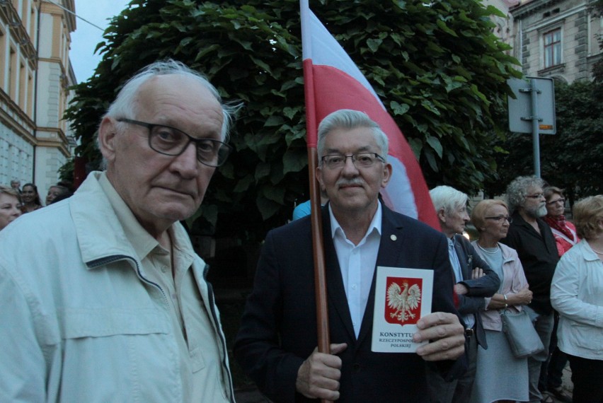 Manifestacja "Łańcuch Światła" w Radomiu. Kilkaset osób protestowało w obronie wolnych sądów