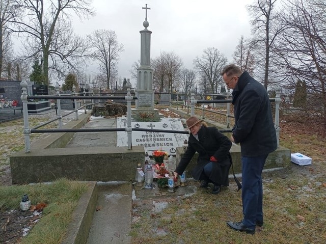 Skromna uroczystość upamiętniająca 159. rocznicę Powstania Styczniowego. Zapalono znicze przy grobie rodzin Gaszyńskich i Jeżewskich.