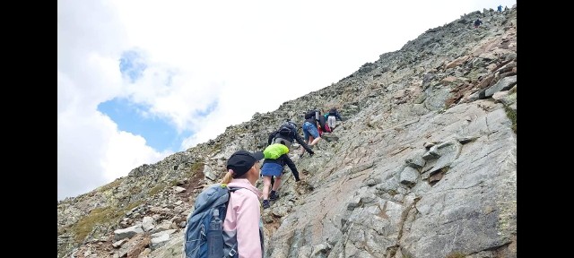 Niepełnosprawni ze Skarżyska - Kamiennej zdobyli ostatni i najwyższy z 28 szczytów Korony Gór Polskich, Rysy w Tatrach.