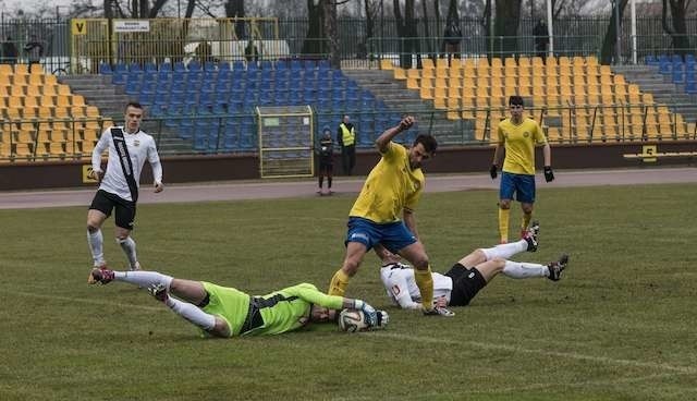 Bartosz Żurek w 62. minucie i Krystian Tomaszewski w 71. dali zwycięstwo 2-0 Elanie w meczu 17 kolejki III ligi kujawsko-pomorskiej.