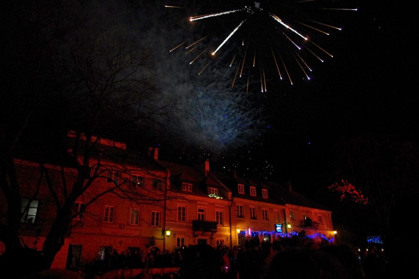 Sylwester 2018/2019 w Sandomierzu. Na powitanie Nowego Roku polonez z pochodniami wokół ratusza [ZDJĘCIA]