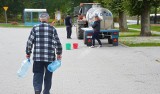 Problemy z wodą w gminie Bobrowice. Mieszkańcy nie mogą korzystać z niej od 2 tygodni, bo jest skażona. Co zrobi gmina?