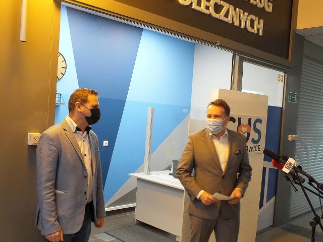 Otwarcia Punktu Obsługi Klienta dokonali wspólnie Marek Materek- prezydent Starachowic (z prawej) Piotr Ambroszczyk- dyrektor Centrum Usług Społecznych