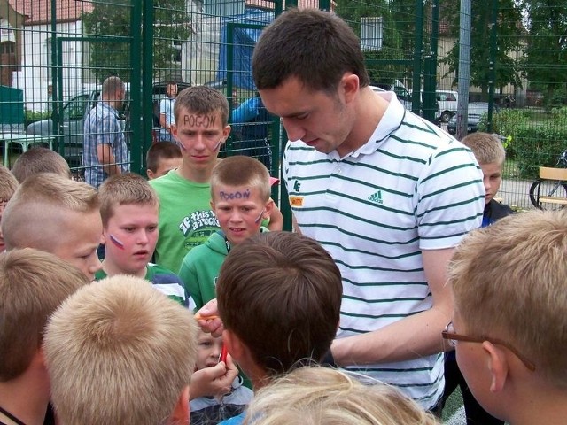 Sebastian Małkowski z Lechii Gdańsk był gwiazdą Dnia Dziecka w Lęborku. Z chęcią rozdawał autografy.  