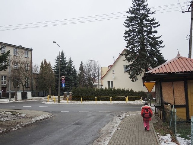 Przejście dla pieszych, przez które przechodzą dzieci do szkoły, znajduje się na drodze krajowej. Widoczny na zdjęciu wjazd jest w ulicę Podhalańską. Z niej mają wjeżdżać i wyjeżdżać samochody, także ciężarowe. 