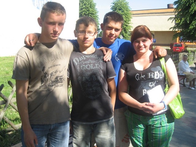 Adam Radziszewski z Sienna (drugi od lewej) dostał szanse na normalne życie. Na zdjęciu z przyjaciółmi: Pawłem Jaczewskim , Pawłem Żurakowskim i Kasią Bogdanowicz.     