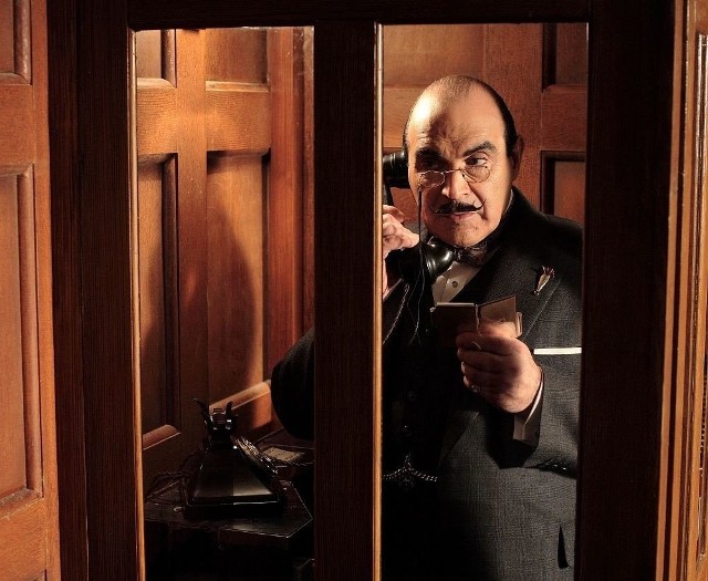 "Poirot" (1989-2013)Serial "Poirot" oparty był na historiach spisanych na kartach powieści Agathy Christie. Herkules Poirot, wykorzystując niezwykły intelekt oraz instynkt detektywistyczny, rozwiązuje niezwykle zawiłe zagadki kryminalne.Największą zaletą tego serialu była genialna kreacja Davida Sucheta. Przed rozpoczęciem zdjęć do serialu, Suchet przeczytał wszystkie książki opowiadające o przygodach Poirota, z których robił szczegółowe notatki. Ciężka praca opłaciła się i Suchet jest przez wielu uważany za najlepszego odtwórcę roli Poirota w całej historii adaptacji książek Christie.Program TV został dostarczony i opracowany przez media-press.tv