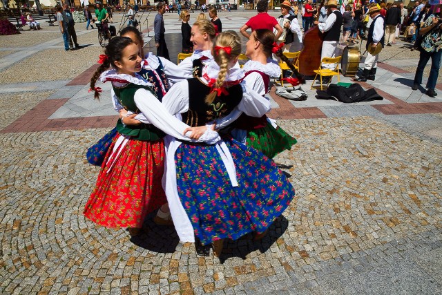 Podlaska Oktawa Kultur to okazja do podziwiania oryginalych tańców, muzyki i obrzędów nie tylko podlaskich zespołów ludowych.