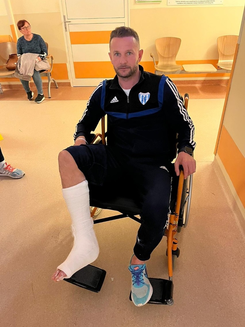 Damian Staniszewski po wizycie w szpitalu.