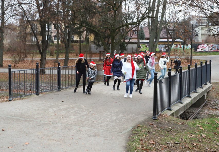 Mikołajkowy taniec młodzi radomianie wykonali na mostku w...