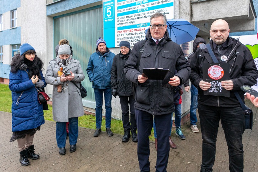 Protest przeciwko segregacji sanitarnej oraz prześladowaniom niezaszczepionych pracowników przed szpitalem w szczecińskich Zdrojach