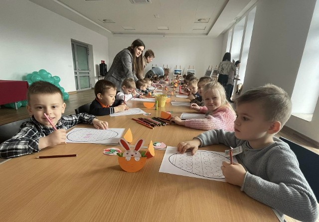 Miłe chwile na warsztatach wielkanocnych w Centrum Kultury w Sędziszowie spędziły przedszkolaki z Przedszkola Samorządowego. Zrobiły ozdoby do koszyczków, posłuchały bajki i nie tylko.